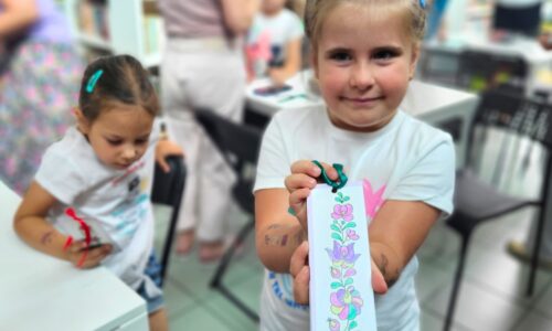 dziewczynka prezentuje własnoręcznie wykonaną dekorację