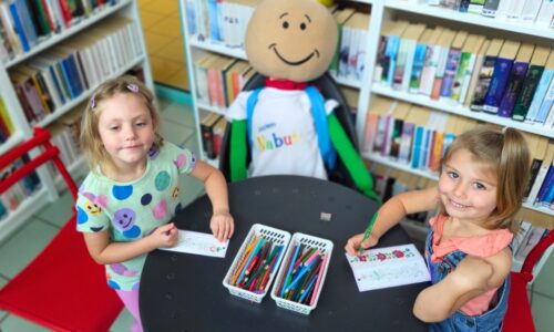 dzieci siedzą z Nabusiem i rysują