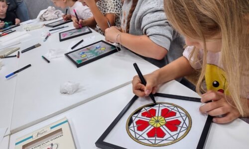 dzieci malujące po szkle