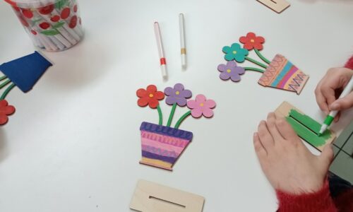 dzieci robiące dekoracje