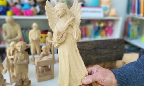 drewniana figurka anioła
