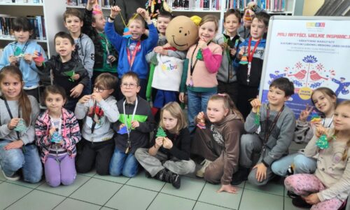 dzieci uśmiechające się do zdjęcia