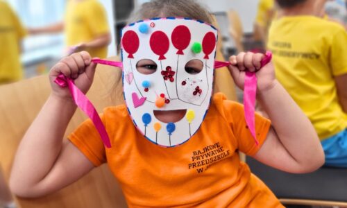 dziewczynka z założoną własnoręcznie wykonaną maską