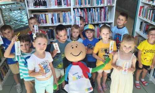 dzieci uśmiechające się i pozujące do zdjęcia
